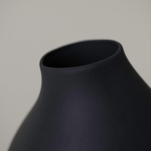 black AMORPHOUS VASE